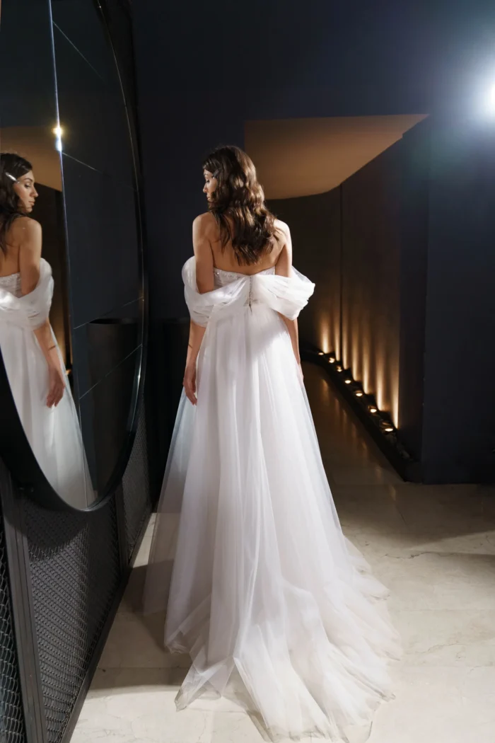 Веста 3 Сониа Солей <p style="text-align: justify;">Свадебное платье А-силуэта со спущенными бретелями и спинкой на молнии и пуговичках - это изящное и романтическое платье, которое подчеркнет вашу женственность в день свадьбы. Оно выполнено из высококачественных материалов, включая фатин и кружево. Фатин создает легкий и воздушный образ, придавая платью нежность и элегантность. Кружевные детали добавляют платью изысканности и роскоши. Дизайн платья также впечатляет: спущенные бретели придают образу некоторую игривость и романтичность, а спинка на молнии и пуговичках создает акцент на гламурный и элегантный вид. А-силуэт платья отлично подчеркивает женственные формы, делая талию узкой и выделяя бедра. Он также обеспечивает максимальный комфорт и свободу движений во время всех свадебных торжеств. Это платье идеально для невест, желающих выглядеть восхитительно и элегантно в день свадьбы. Светодиодные огни, передвижение транспортных средств и публичное место -: Короткий фильм Энергии от аниматора Основной идеей этого платья является создание романтической и очаровательной атмосферы во время свадебного торжества. В этом платье невеста будет выглядеть женственно, изысканно и незабываемо.</p>
<iframe src="https://www.youtube.com/embed/7AyomlOhmxk" width="auto" height="600" frameborder="0" allowfullscreen="allowfullscreen"></iframe>