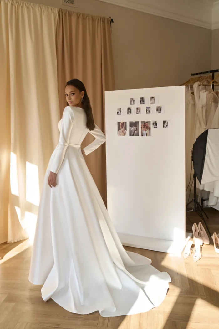 Жаклин 2 Сониа Солей Платье выполнено из качественного атласа молочного цвета, который приятно облегает тело и создает нежный блеск. Длинные рукава и V-образный вырез придают платью изящество и романтизм, а также подходят для любого типа кожи и волос. Это платье идеально для торжественной церемонии и вечеринки, ведь оно выглядит одновременно просто и роскошно.
<iframe src="https://www.youtube.com/embed/a02epRFOUqg" width="auto" height="600" frameborder="0" allowfullscreen="allowfullscreen"></iframe>