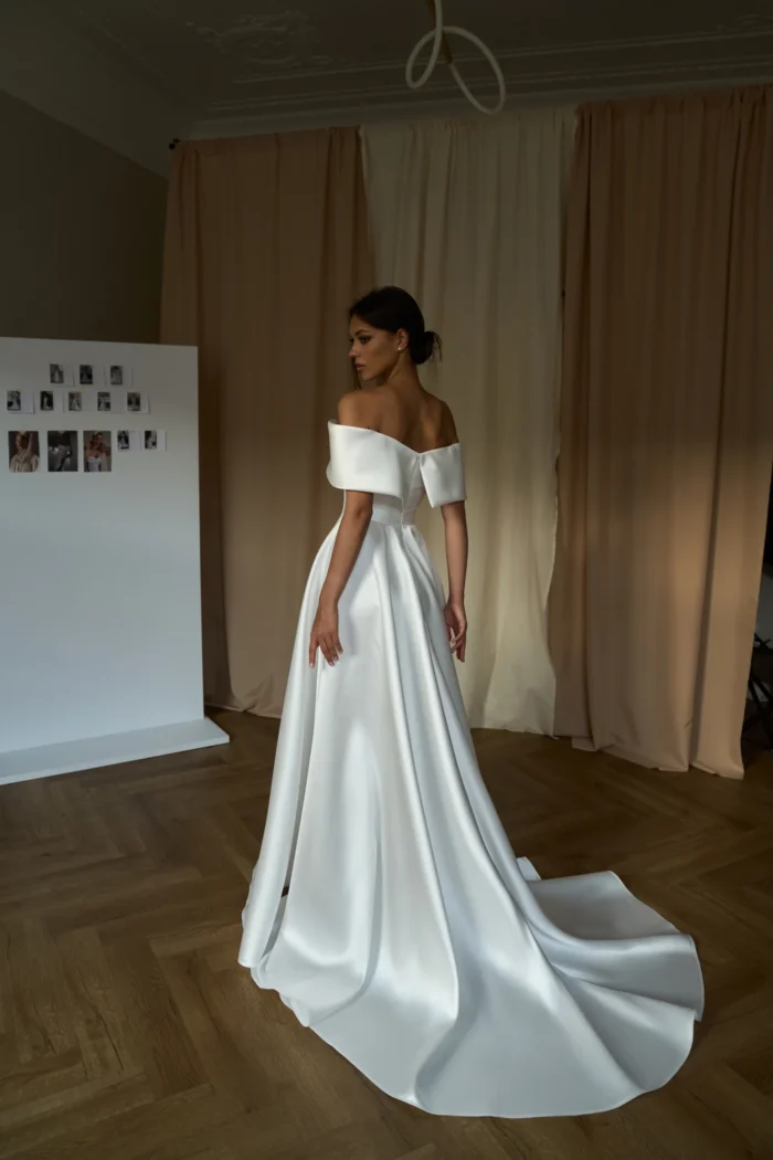 Армани - Сониа Солей Армани 2 Сониа Солей Свадебное платье А-силуэта подчеркивает изящество фигуры и создает романтический образ невесты. Платье выполнено из атласа, который придает ему благородный блеск и мягкость. Спущенные бретели и спинка на молнии добавляют платью современности и удобства. Платье идеально подходит для свадьбы в любом стиле и сезоне.
<iframe src="https://www.youtube.com/embed/xKOZqn8F5eY" width="auto" height="600" frameborder="0" allowfullscreen="allowfullscreen"></iframe>