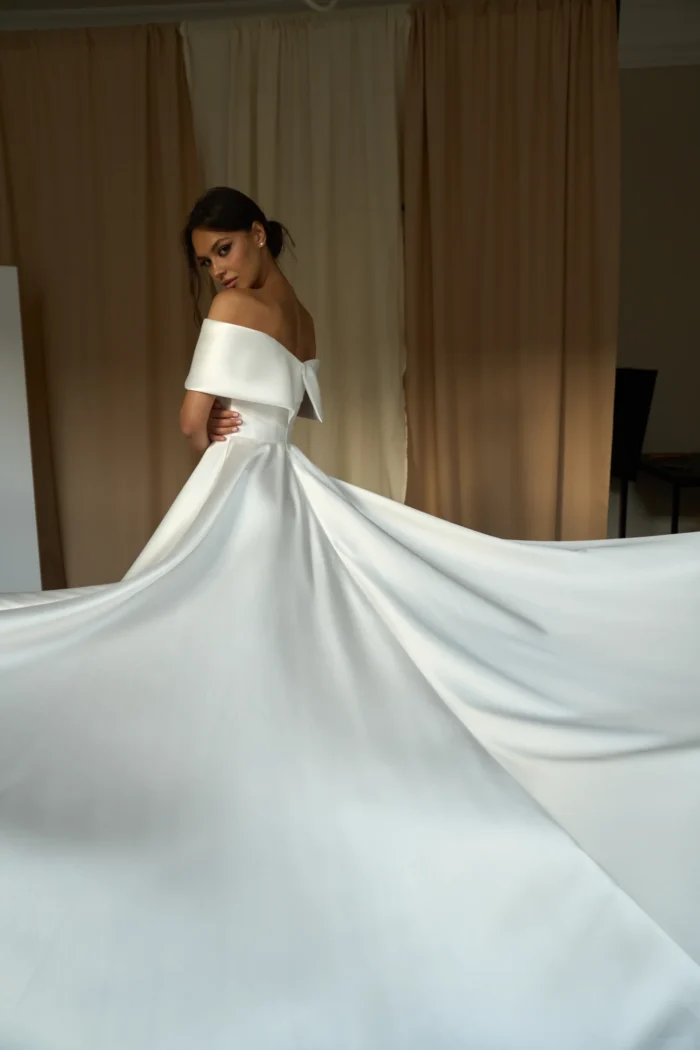 Армани - Сониа Солей Армани 3 Сониа Солей Свадебное платье А-силуэта подчеркивает изящество фигуры и создает романтический образ невесты. Платье выполнено из атласа, который придает ему благородный блеск и мягкость. Спущенные бретели и спинка на молнии добавляют платью современности и удобства. Платье идеально подходит для свадьбы в любом стиле и сезоне.
<iframe src="https://www.youtube.com/embed/xKOZqn8F5eY" width="auto" height="600" frameborder="0" allowfullscreen="allowfullscreen"></iframe>