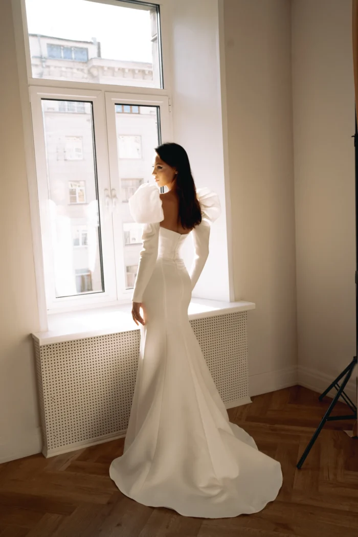 Авали 2 Сониа Солей Это свадебное платье облегающего силуэта с разрезом в юбке и съемными рукавами которое подчеркнет вашу фигуру и добавит вам сексуальности. Оно выполнено из крепа, который хорошо держит форму и не мнется. Съемные рукава позволяют менять образ в течение дня, а разрез в юбке добавляет изящества и легкости. Это платье идеально подойдет для современной невесты, которая хочет выглядеть стильно и элегантно.
<iframe src="https://www.youtube.com/embed/ITYvzHYoBbk" width="auto" height="600" frameborder="0" allowfullscreen="allowfullscreen"></iframe>