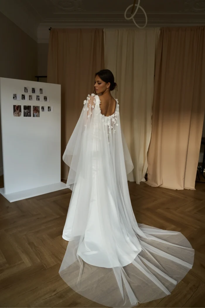 Долорес 3 Сониа Солей Это свадебное платье подчеркивает фигуру невесты благодаря облегающему силуэту и широким бретелям. Спинка платья застегивается на молнию, что обеспечивает удобство и комфорт. Платье выполнено из тонкого атласа, который придает ему элегантность и блеск. Для создания романтического образа можно добавить съемный кейп из фатина, украшенный 3D цветами. Кейп легко крепится к платью и создает эффект пышной юбки. Цвет платья - молочный, что подходит для светлых и темных типов кожи.
<iframe src="https://www.youtube.com/embed/VXE2VoEbQ0g" width="auto" height="600" frameborder="0" allowfullscreen="allowfullscreen"></iframe>