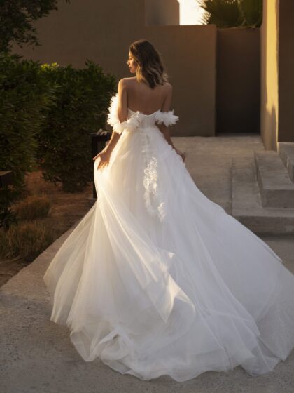 Ника - Наталья Романова Ника 1 Наталья Романова <p style="text-align: justify;">Свадебное платье А-силуэта. Используемый в этом платье изысканный фатин придает нежность и воздушность вашему образу. Благодаря наложению глиттера, ваше платье заблестит в лучах солнца и будет переливаться, словно тысяча сияющих звезд на небе. Бретели этого платья украшены прекрасными декоративными цветами, создающими иллюзию роскоши и изящества. А нити из цветов, идущие от линии талии на спинке, добавят дополнительное очарование и элегантность. Это платье олицетворяет красоту природы, перенося вас в сказочный сад цветов. Спинка платья украшена корсетом со шнуровкой и молнией, что обеспечивает идеальную подгонку вашей фигуры и придает невероятную грацию вашему облику. Оно создано для того, чтобы ваш свадебный день был наполнен волшебством и неотразимостью.</p>
<iframe src="https://www.youtube.com/embed/Kv5cS3qOjtA" width="auto" height="600" frameborder="0" allowfullscreen="allowfullscreen"></iframe>