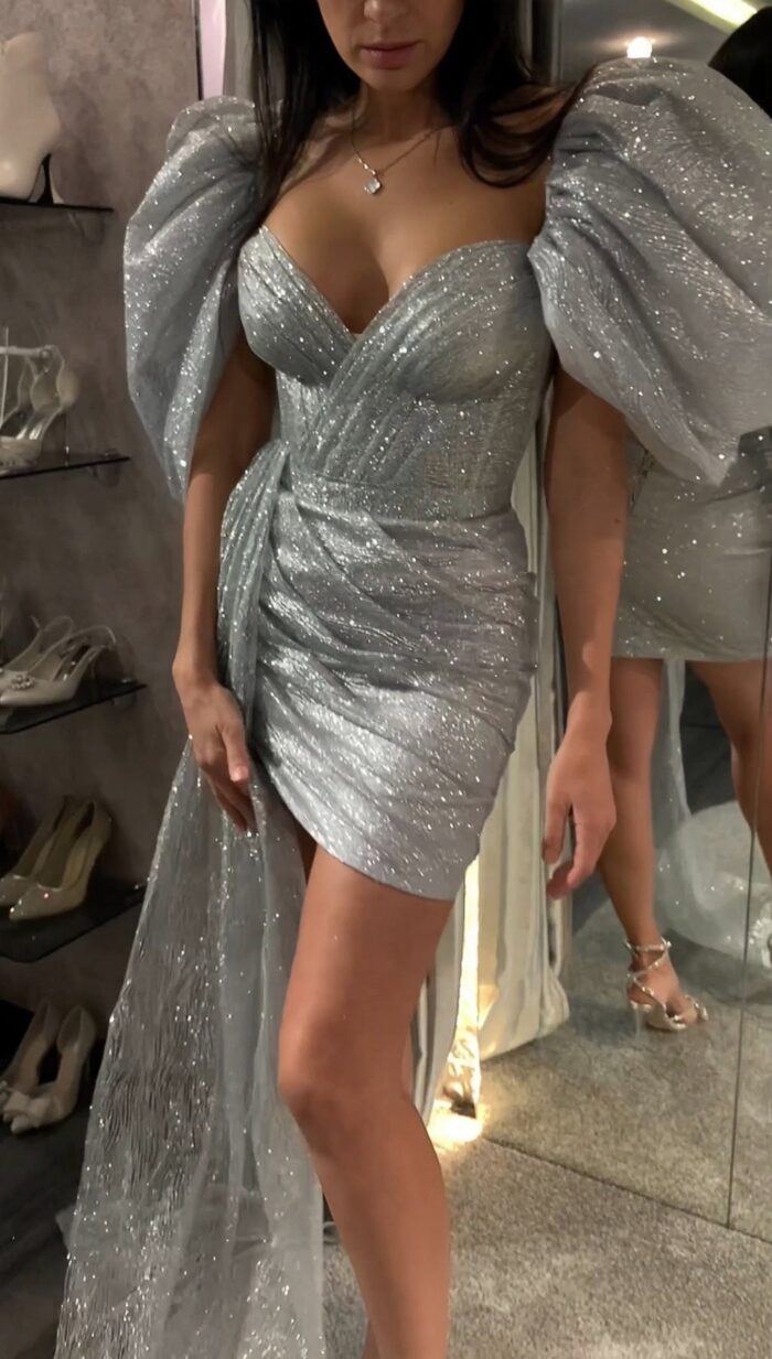 Марра Волна - Anna Elagina Марра Волна 3 Anna Elagina <p style="text-align: justify;">Это облегающее платье-футляр подчеркнет ваш силуэт и создаст шикарный образ. Изготовлено из высококачественной ткани с глиттерным напылением, которое придает ему роскошный блеск. Платье отрезное по линии талии, что позволяет подчеркнуть ее и создать элегантный контраст. Лиф платья имеет корсетную форму с чашками "push-ap", которые поднимают и формируют грудь. Шнуровка на спинке позволяет регулировать посадку платья и создает декоративный элемент. Особенность платья - драпировка по передней половинке от верхней части лифа до линии талии. Это придает платью благородный эффект блеска и добавляет шарма. Помимо представленного цвета, платье также доступно в других вариантах: черный, золотой, винный, пудровый, синий, темно-серый, молочный и серебряный. В таком платье вы будете выглядеть великолепно на любом вечернем мероприятии или особом случае.</p>
<iframe src="https://www.youtube.com/embed/AQCHDKWYEq4" width="auto" height="600" frameborder="0" allowfullscreen="allowfullscreen"></iframe> <iframe src="https://www.youtube.com/embed/UQ6-KWeGM5g" width="auto" height="600" frameborder="0" allowfullscreen="allowfullscreen"></iframe>