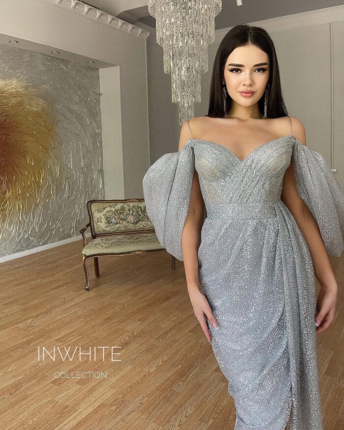 Марра Волна - Anna Elagina Марра Волна 4 Anna Elagina <p style="text-align: justify;">Это облегающее платье-футляр подчеркнет ваш силуэт и создаст шикарный образ. Изготовлено из высококачественной ткани с глиттерным напылением, которое придает ему роскошный блеск. Платье отрезное по линии талии, что позволяет подчеркнуть ее и создать элегантный контраст. Лиф платья имеет корсетную форму с чашками "push-ap", которые поднимают и формируют грудь. Шнуровка на спинке позволяет регулировать посадку платья и создает декоративный элемент. Особенность платья - драпировка по передней половинке от верхней части лифа до линии талии. Это придает платью благородный эффект блеска и добавляет шарма. Помимо представленного цвета, платье также доступно в других вариантах: черный, золотой, винный, пудровый, синий, темно-серый, молочный и серебряный. В таком платье вы будете выглядеть великолепно на любом вечернем мероприятии или особом случае.</p>
<iframe src="https://www.youtube.com/embed/AQCHDKWYEq4" width="auto" height="600" frameborder="0" allowfullscreen="allowfullscreen"></iframe> <iframe src="https://www.youtube.com/embed/UQ6-KWeGM5g" width="auto" height="600" frameborder="0" allowfullscreen="allowfullscreen"></iframe>