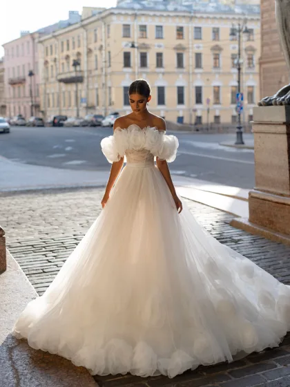 Солей - Патрисия Кутюр Солей 1 Патрисия Кутюр <p style="text-align: justify;">Это свадебное платье бального силуэта в романтическом стиле – идеальный выбор для тех, кто мечтает быть принцессой на своей свадьбе. Спущенные бретели придают платью нежности, а спинка, украшенная внутренним корсетом со шнуровкой, выглядит элегантно и роскошно. Но что делает это платье по-настоящему восхитительным, так это его уникальное декорирование. На фоне плиссированной органзы, которая создает эффект деликатной текстуры и легкости, располагаются трехмерные цветы. Эти цветы из плиссированной органзы создают впечатление лепестков, легко касающихся кожи. Они добавляют платью изящности и романтичности. Основной материал — плиссированная органза, выбранный не только благодаря своей легкости и нежности, но и из-за своей способности создавать волшебные оттенки и отражения света. Фатин же используется для добавления объема и создания игривых, плавных слоев. Это свадебное платье в каждом шовчике наполнено нежностью и прекрасными деталями, чтобы подчеркнуть вашу красоту и сказочность в этот важный день вашей жизни.</p>
<iframe src="https://www.youtube.com/embed/eEkqHrlN6BU" width="auto" height="600" frameborder="0" allowfullscreen="allowfullscreen"></iframe>