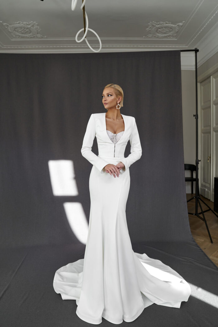 Руби+ 1 Martha (Марта) Свадебное платье Руби дополненное жакетом с длинными рукавами.