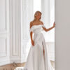 Блер 1 Nataly Grad <p style="text-align: justify;">Платье выполнено в сдержанном, лаконичном стиле, который создает образ утонченной и элегантной невесты. Основной материал - легкий и струящийся атлас, который придает наряду роскошный и дорогой вид.Минималистичный дизайн со сдержанным декором позволяет в полной мере насладиться красотой и благородством материала. Платье имеет прямой силуэт, акцентирующий внимание на изящной фигуре невесты. Особая изюминка наряда - это разрез на юбке, который не только добавляет динамики образу, но и делает движения невесты плавными и соблазнительными. Этот элемент придает платью современное звучание и добавляет нотки женственной чувственности. Общее впечатление - это элегантный и утонченный образ, где роскошь материала и сдержанность силуэта находятся в гармоничном балансе.</p>