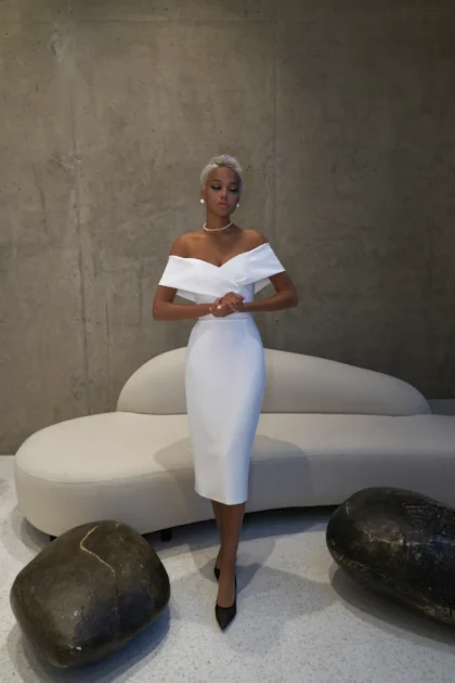 Офен - Martha (Марта) Офен 1 Martha (Марта) Элегантное и женственное свадебное платье длины миди создано из дорогого крепового материала. Облегающий силуэт подчеркивает изящные изгибы фигуры, а длина миди делает образ более современным и лаконичным. Спинка на потайной молнии добавляет шик и добавляет интригу в образ. Минималистичный крой и использование благородного крепа позволяют платью выглядеть дорого и стильно. Это идеальный вариант для невесты, которая ищет комфортное и в тоже время эффектное свадебное платье. Строгий и изысканный дизайн создаст образ невесты, полный женственности и утонченности.