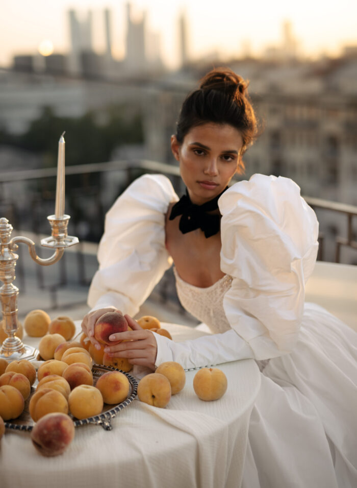 Абисс - Сонеста Абисс 1 Сонеста <p style="text-align: justify;">Свадебное платье А-силуэта со съемными рукавами — идеальный выбор для невесты, стремящейся к элегантности и романтическому стилю. Корсет платья покрыт кружевом, что придаёт утончённость и шарм, подчеркивая изящность фигуры. Расшитый жемчужинами и хрусталем, корсет создает великолепные акценты, играющие на свету. Основной материал — тафта, которая отличается выразительным блеском и легкой структурой, что делает платье не только красивым, но и комфортным. Такой наряд станет чудесным дополнением к любому свадебному торжеству, создавая образ настоящей принцессы.</p>
<iframe src="https://www.youtube.com/embed/LLOLVvQalSE" width="auto" height="600" frameborder="0" allowfullscreen="allowfullscreen"></iframe>