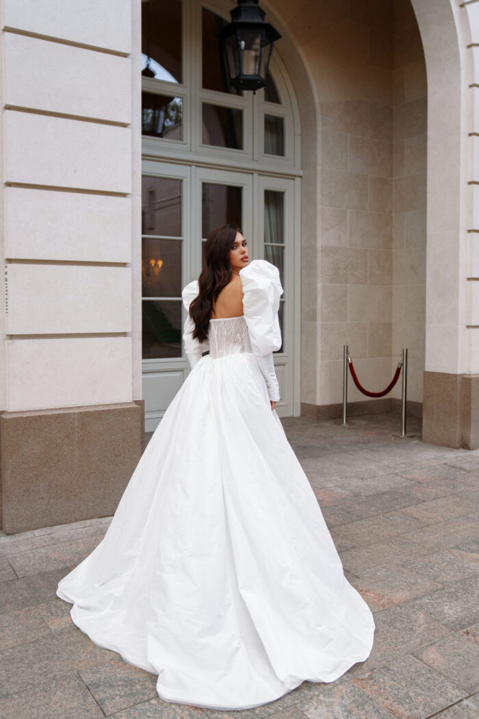 Абисс - Сонеста Абисс 8 Сонеста <p style="text-align: justify;">Свадебное платье А-силуэта со съемными рукавами — идеальный выбор для невесты, стремящейся к элегантности и романтическому стилю. Корсет платья покрыт кружевом, что придаёт утончённость и шарм, подчеркивая изящность фигуры. Расшитый жемчужинами и хрусталем, корсет создает великолепные акценты, играющие на свету. Основной материал — тафта, которая отличается выразительным блеском и легкой структурой, что делает платье не только красивым, но и комфортным. Такой наряд станет чудесным дополнением к любому свадебному торжеству, создавая образ настоящей принцессы.</p>
<iframe src="https://www.youtube.com/embed/LLOLVvQalSE" width="auto" height="600" frameborder="0" allowfullscreen="allowfullscreen"></iframe>