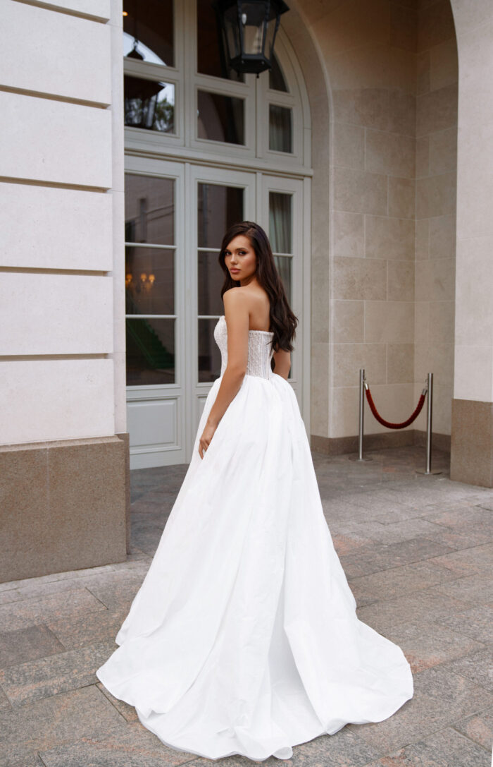 Абисс - Сонеста Абисс 4 Сонеста <p style="text-align: justify;">Свадебное платье А-силуэта со съемными рукавами — идеальный выбор для невесты, стремящейся к элегантности и романтическому стилю. Корсет платья покрыт кружевом, что придаёт утончённость и шарм, подчеркивая изящность фигуры. Расшитый жемчужинами и хрусталем, корсет создает великолепные акценты, играющие на свету. Основной материал — тафта, которая отличается выразительным блеском и легкой структурой, что делает платье не только красивым, но и комфортным. Такой наряд станет чудесным дополнением к любому свадебному торжеству, создавая образ настоящей принцессы.</p>
<iframe src="https://www.youtube.com/embed/LLOLVvQalSE" width="auto" height="600" frameborder="0" allowfullscreen="allowfullscreen"></iframe>