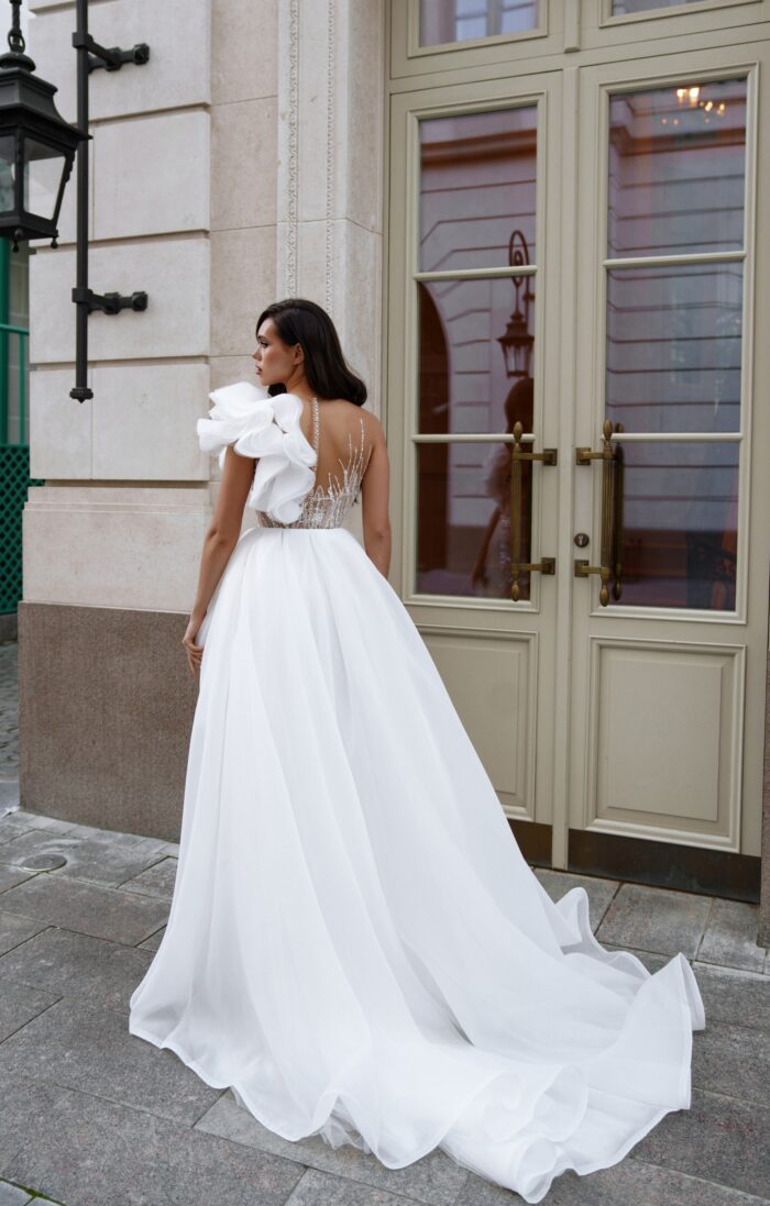 Аронди - Сонеста Аронди 4 Сонеста <p style="text-align: justify;">Свадебное платье трансформер облегающего силуэта с съемной юбкой и объемным декором на плече — это находка для невесты, которая хочет сочетать в своем образе элегантность и креативность. Облегающий силуэт выгодно подчеркивает фигуру, а съемная юбка предоставляет возможность легко изменить стиль наряда в течение дня. Объемный декор на плече изящно завершает образ, придавая ему уникальность и оригинальность. Основной материал — фатин, который обеспечивает легкость и воздушность, в сочетании с глиттером, добавляющим блеска и шика, делает платье особенно привлекательным. Этот наряд станет идеальным выбором для современных свадеб, где невеста может продемонстрировать свою индивидуальность и стиль.</p>
<iframe src="https://www.youtube.com/embed/ZD-GBAdhLmc" width="auto" height="600" frameborder="0" allowfullscreen="allowfullscreen"></iframe>