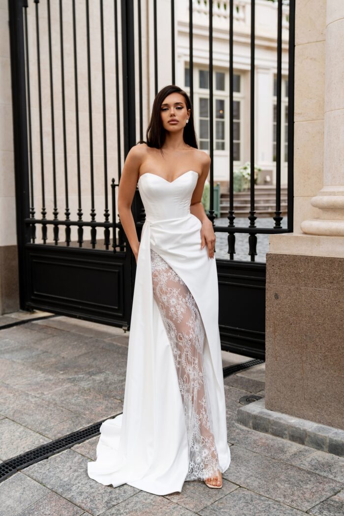 Баленсуа - Сонеста Баленсуа 3 Сонеста <p style="text-align: justify;">Свадебное платье облегающего силуэта с юбкой и разрезом — это великолепный выбор для уверенной в себе невесты, стремящейся подчеркнуть свою индивидуальность и элегантность. Облегающий силуэт эффектно подчеркивает все достоинства фигуры, создавая стильный и сексуальный образ. Разрез в юбке добавляет нотку дерзости, делая платье особенным и запоминающимся.
Кружевная вставка является великолепным акцентом, придающим наряду изысканность и романтику. Основной материал — атлас, известный своим гладким блеском и приятной текстурой, обеспечит не только шикарный внешний вид,</p>
<iframe src="https://www.youtube.com/embed/2kMYFMF4Hhk" width="auto" height="600" frameborder="0" allowfullscreen="allowfullscreen"></iframe>