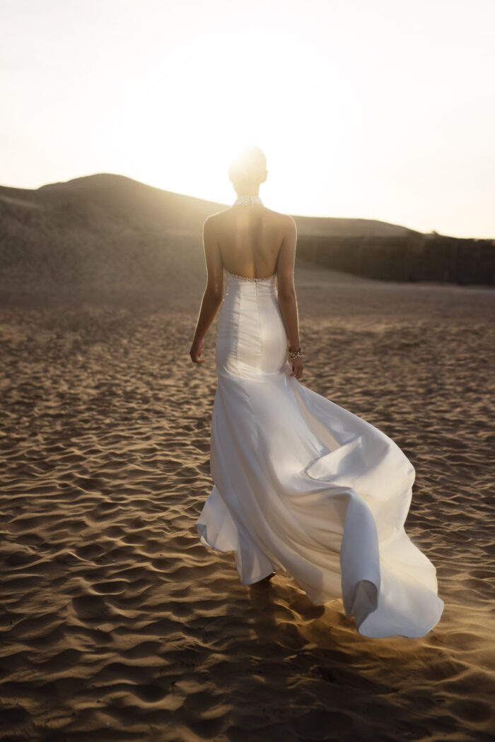 Эйлид 4 Наталья Романова <p style="text-align: justify;">Свадебное платье облегающего силуэта с американской проймой и открытой спиной — невероятно стильный и соблазнительный выбор для невесты.
Американская пройма подчеркивает плечи и придает образу выразительности, а открытая спина добавляет нотку игривости и женственности. Воротник и корсет, расшитые жемчужинами, придают наряду роскошный вид и демонстрируют внимание к деталям.
Основной материал — тонкий атлас — делает платье комфортным и приятным на ощупь, а также создает роскошное сияние, которое будет эффектно переливаться в свете. Это платье идеально подойдет для невест, желающих сочетать элегантность с модернистским стилем, создавая запоминающийся образ.
Модель доступна в размере плюс сайз.</p>
<iframe id="video-iframe" src="https://www.youtube.com/embed/bgxvYJbp2cE" width="auto" height="600" frameborder="0" allowfullscreen="allowfullscreen"></iframe>