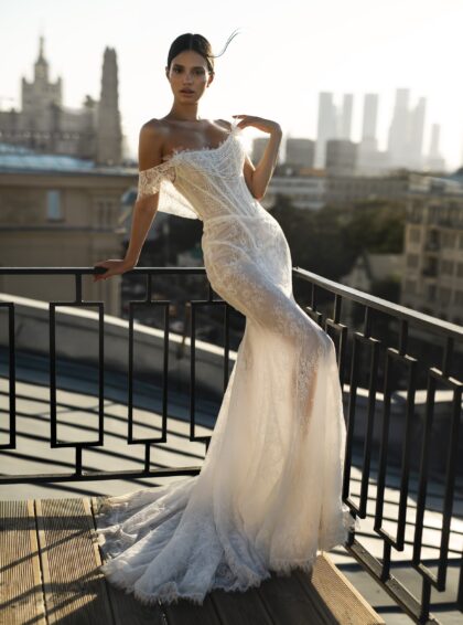 Элвен - Сонеста Элвен 1 Сонеста <p style="text-align: justify;">Свадебное платье облегающего силуэта с спущенными бретелями и спинкой на корсете и молнии — это шикарный выбор для невесты, желающей создать соблазнительный и элегантный образ. Облегающий силуэт подчеркивает все достоинства фигуры, создавая эффектное и уверенное сочетание.
Спущенные бретели придают платью особую романтику и женственность, открывая плечи и создавая стильный, соблазнительный вид. Спинка на корсете с молнией обеспечивает удобную и плотную посадку, подчеркивая талию и создавая красивые линии. Корсет не только обеспечивает поддержку, но и акцентирует внимание на изгибах фигуры.
Съемные нити жемчуга — интересное дополнение, позволяющее варьировать образ в зависимости от настроения или тематики свадьбы. Выбор между декором и отсутствием такового дает возможность даже в одном платье создать разные образы: от более простого и минималистичного до роскошного и украшенного.</p>
<iframe src="https://www.youtube.com/embed/bbra89PuDBA" width="auto" height="600" frameborder="0" allowfullscreen="allowfullscreen"></iframe>