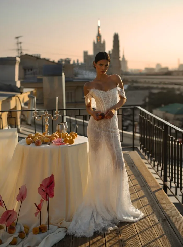 Элвен 1 Сонеста <p style="text-align: justify;">Свадебное платье облегающего силуэта с спущенными бретелями и спинкой на корсете и молнии — это шикарный выбор для невесты, желающей создать соблазнительный и элегантный образ. Облегающий силуэт подчеркивает все достоинства фигуры, создавая эффектное и уверенное сочетание.
Спущенные бретели придают платью особую романтику и женственность, открывая плечи и создавая стильный, соблазнительный вид. Спинка на корсете с молнией обеспечивает удобную и плотную посадку, подчеркивая талию и создавая красивые линии. Корсет не только обеспечивает поддержку, но и акцентирует внимание на изгибах фигуры.
Съемные нити жемчуга — интересное дополнение, позволяющее варьировать образ в зависимости от настроения или тематики свадьбы. Выбор между декором и отсутствием такового дает возможность даже в одном платье создать разные образы: от более простого и минималистичного до роскошного и украшенного.</p>
<iframe src="https://www.youtube.com/embed/bbra89PuDBA" width="auto" height="600" frameborder="0" allowfullscreen="allowfullscreen"></iframe>