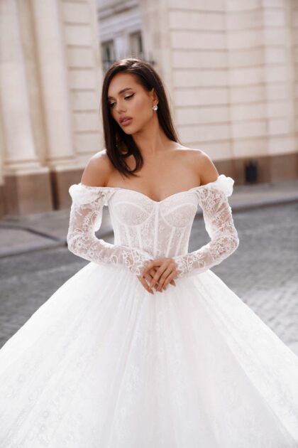 Эмеральда 1 Сонеста <p style="text-align: justify;">Свадебное платье А-силуэта с длинными рукавами и открытой спинкой — это великолепный выбор для невесты, стремящейся к элегантному и романтичному образу.
Длинные рукава добавляют наряду утонченности и изящества, создавая эффектный контраст с открытой спинкой. Это решение делает платье одновременно классическим и современным, идеально подходящим для разных стилей свадеб. Открытая спинка, в свою очередь, добавляет нотку соблазнительности и женственности, делая образ еще более привлекательным.
Основной материал — кружево — привносит в платье романтику. Нежные кружевные узоры создают красивые декоративные линии, подчеркивающие как корсет, так и юбку. Кружево придает наряду легкость и воздушность, а также добавляет ощущения тепла и уюта.
Это платье станет отличным выбором для свадеб в различных стилях, особенно для романтических и винтажных тематик.</p>
<iframe src="https://www.youtube.com/embed/gFow-zkjiNU" width="auto" height="600" frameborder="0" allowfullscreen="allowfullscreen"></iframe>