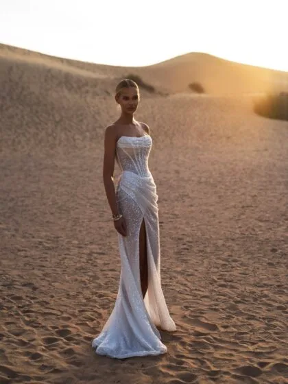 Изабо 1 Наталья Романова <p style="text-align: justify;">Свадебное платье облегающего силуэта с разрезом в юбке — смелый и стильный выбор для уверенной невесты. Этот дизайн акцентирует фигуру, подчеркивая её изящные формы и добавляя нотки сексуальности.
Основные материалы — мелкий бисер и пайетки — придают наряду яркий блеск и текстурность. Бисер создает нежное сияние, а пайетки добавляют динамичное сверкание, делая платье особенно нарядным и привлекающим внимание.
Разрез в юбке добавляет дерзости и оригинальности, подчеркивая ноги и позволяя свободно двигаться. Это платье идеально сочетается с романтическим стилем и современными модными тенденциями, подходя как для торжественной церемонии, так и для вечернего праздника.
Невеста в этом наряде станет настоящей звездой, привлечет восхищенные взгляды и оставит яркие впечатления о своем великолепном образе в этот особенный день.
Модель доступна в размере плюс сайз.</p>
<iframe id="video-iframe" src="https://www.youtube.com/embed/vqJddeuYPCE" width="auto" height="600" frameborder="0" allowfullscreen="allowfullscreen"></iframe>