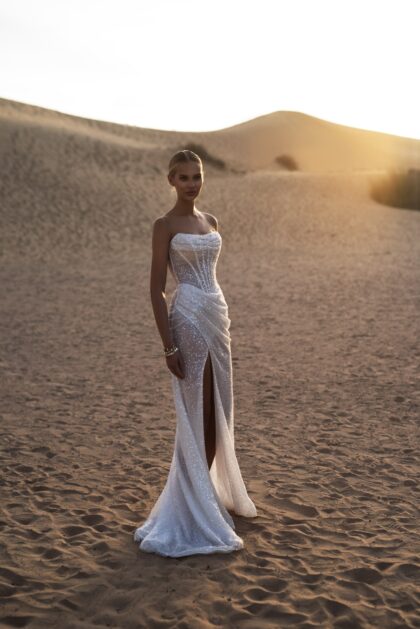 Изабо - Наталья Романова Изабо 1 Наталья Романова <p style="text-align: justify;">Свадебное платье облегающего силуэта с разрезом в юбке — смелый и стильный выбор для уверенной невесты. Этот дизайн акцентирует фигуру, подчеркивая её изящные формы и добавляя нотки сексуальности.
Основные материалы — мелкий бисер и пайетки — придают наряду яркий блеск и текстурность. Бисер создает нежное сияние, а пайетки добавляют динамичное сверкание, делая платье особенно нарядным и привлекающим внимание.
Разрез в юбке добавляет дерзости и оригинальности, подчеркивая ноги и позволяя свободно двигаться. Это платье идеально сочетается с романтическим стилем и современными модными тенденциями, подходя как для торжественной церемонии, так и для вечернего праздника.
Невеста в этом наряде станет настоящей звездой, привлечет восхищенные взгляды и оставит яркие впечатления о своем великолепном образе в этот особенный день.
Модель доступна в размере плюс сайз.</p>
<iframe id="video-iframe" src="https://www.youtube.com/embed/vqJddeuYPCE" width="auto" height="600" frameborder="0" allowfullscreen="allowfullscreen"></iframe>