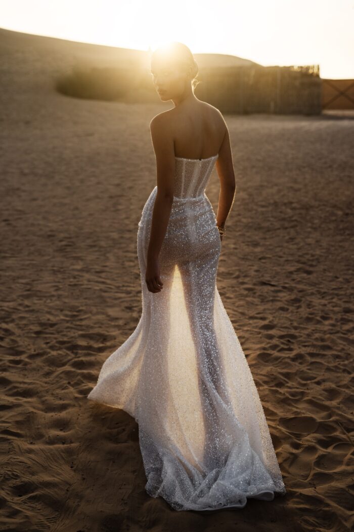 Изабо 2 Наталья Романова <p style="text-align: justify;">Свадебное платье облегающего силуэта с разрезом в юбке — смелый и стильный выбор для уверенной невесты. Этот дизайн акцентирует фигуру, подчеркивая её изящные формы и добавляя нотки сексуальности.
Основные материалы — мелкий бисер и пайетки — придают наряду яркий блеск и текстурность. Бисер создает нежное сияние, а пайетки добавляют динамичное сверкание, делая платье особенно нарядным и привлекающим внимание.
Разрез в юбке добавляет дерзости и оригинальности, подчеркивая ноги и позволяя свободно двигаться. Это платье идеально сочетается с романтическим стилем и современными модными тенденциями, подходя как для торжественной церемонии, так и для вечернего праздника.
Невеста в этом наряде станет настоящей звездой, привлечет восхищенные взгляды и оставит яркие впечатления о своем великолепном образе в этот особенный день.
Модель доступна в размере плюс сайз.</p>
<iframe id="video-iframe" src="https://www.youtube.com/embed/vqJddeuYPCE" width="auto" height="600" frameborder="0" allowfullscreen="allowfullscreen"></iframe>