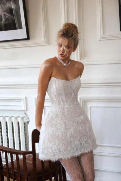 Камея 1 Наталья Романова <p style="text-align: justify;">Короткое свадебное платье с длинными съемными рукавами — это изысканный и многофункциональный выбор для невесты, стремящейся к элегантности и гибкости в своем образе. Съемные рукава позволяют легко адаптировать наряд к разным частям свадьбы, добавляя разнообразия и стиля.
Спинка на корсете и молнии обеспечивает идеальную посадку на фигуре, подчеркивая талию и создавая соблазнительный силуэт.
Основной материал — кружево — придает платью утонченность и романтику, создавая воздушный и нежный вид. Кружево добавляет текстуру и сложность, а также прекрасно сочетается с различными стилями и темами свадьбы.
Это короткое свадебное платье станет замечательным выбором для невесты, которая ценит стиль, комфорт и современные тренды, создавая яркий и запоминающийся образ в день своей свадьбы.
Модель доступна в размере плюс сайз.</p>
