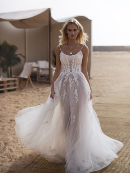 Палм - Наталья Романова Палм 1 Наталья Романова <p style="text-align: justify;">Свадебное платье А-силуэта на тонких бретелях — это классический и в то же время романтичный выбор для невесты. Такая модель подчеркивает женственность и грацию, создавая легкий и невесомый образ.
Основной материал — фатин и кружево — придает платью изящество и утонченность. Фатин создает эффект воздушности и легкости, что особенно подходит для свадебного образа. Кружево вносит элемент изысканности и романтики, дополняя общий вид наряда.
Тонкие бретели делают образ более легким и элегантным, акцентируя внимание на плечах и ключицах, что придает изящество. Такая модель подходит для разных типов фигур и позволяет комфортно двигаться.
Платье А-силуэта прекрасно подходит как для торжественной церемонии в загородном доме, так и для романтичной свадьбы на открытом воздухе.
Модель доступна в размере плюс сайз.</p>
<iframe id="video-iframe" src="https://www.youtube.com/embed/igSGlAsOOWA" width="auto" height="600" frameborder="0" allowfullscreen="allowfullscreen"></iframe>