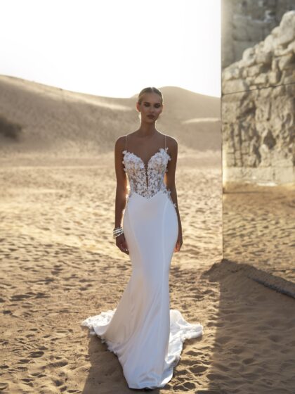 Сафа - Наталья Романова Сафа 1 Наталья Романова <p style="text-align: justify;">Свадебное платье облегающего силуэта на тонких бретелях с кружевными вставками и 3D цветами — это шикарный выбор для невесты.
Тонкие бретели подчеркивают плечи, а кружевные детали и объемные цветы придают наряду романтичный и утонченный вид.
Основной материал — тонкий атлас — создает элегантное сияние и комфорт.</p>
<iframe id="video-iframe" src="https://www.youtube.com/embed/slgfwPxmOx4" width="auto" height="600" frameborder="0" allowfullscreen="allowfullscreen"></iframe>