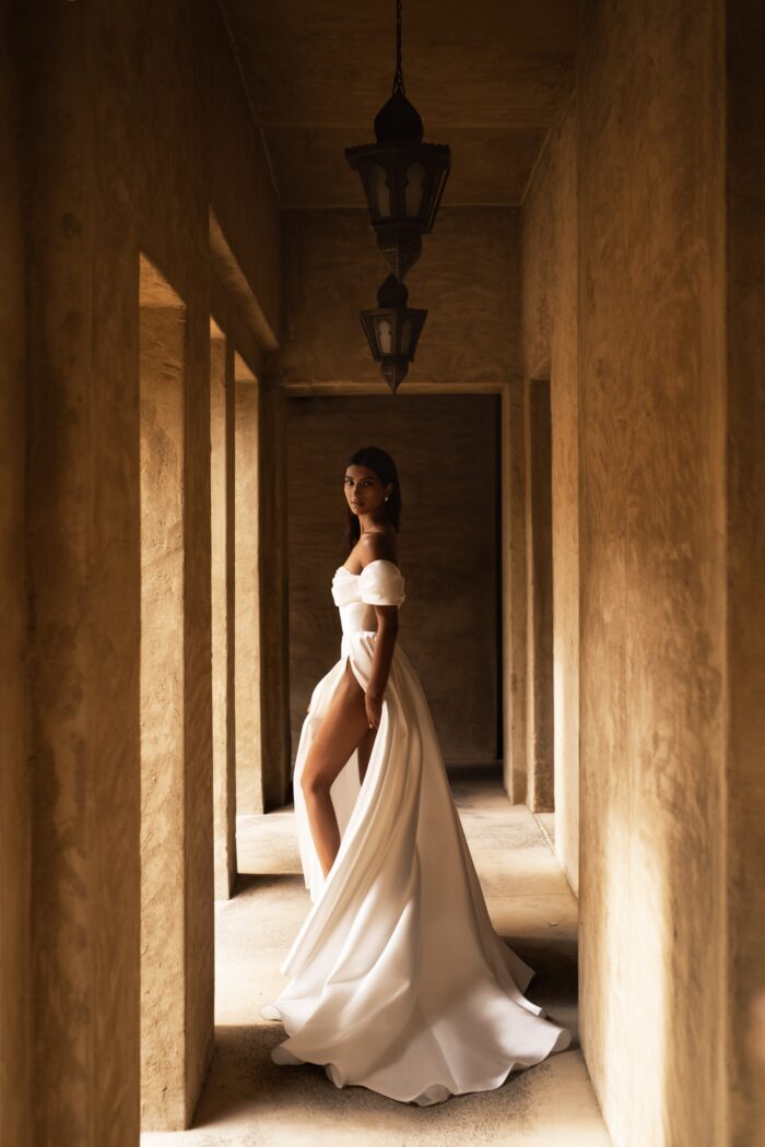 Салима 2 Наталья Романова <p style="text-align: justify;">Свадебное платье А-силуэта со спущенными бретелями, разрезом в юбке и расшитым лифом.
Спущенные бретели подчеркивают декольте, придавая образу романтичность, а разрез в юбке добавляет игривости и удобства. Расшитый лиф с жемчужинами создает изысканный акцент и делает платье особенно привлекательным.
Основной материал — микадо — придает платью структуру и блеск, подчеркивая его великолепие.
Модель доступна в размере плюс сайз.</p>
<iframe id="video-iframe" src="https://www.youtube.com/embed/T7jUcFZl-w0" width="auto" height="600" frameborder="0" allowfullscreen="allowfullscreen"></iframe>