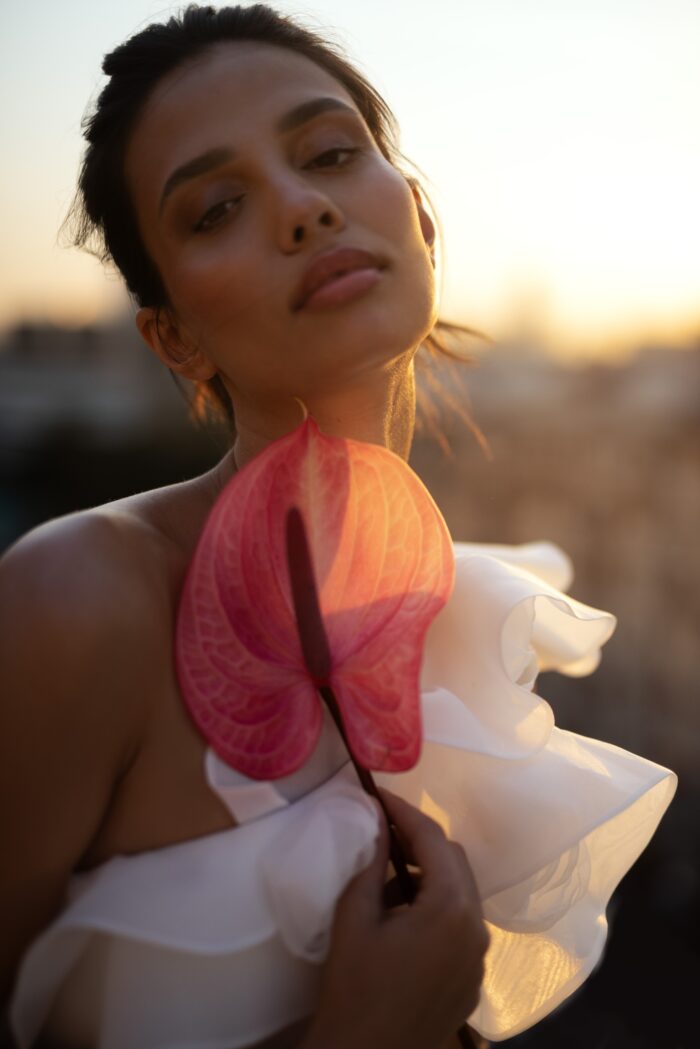 Вистерия 4 Сонеста <p style="text-align: justify;">Свадебное платье А-силуэта с одной бретелью и декором из роз ручной работы — это образец романтичности и современного стиля, который привлекает внимание и подчеркивает индивидуальность невесты. А-силуэт создает эффект легкости и воздушности, идеально подходя для создания изысканного образа.
Одно плечо открывает шею и плечо, добавляя нотку чувственности и элегантности, в то время как ручные розы служат великолепным акцентом, придающим платью уникальность и изящество. Декор из роз создает романтический настрой и отлично гармонирует с свадебной тематикой.
Основной материал — органза, известная своей легкостью и полупрозрачностью, создает эффект нежности и воздушности, а также добавляет объема юбке. Такое платье станет прекрасным выбором для летней или весенней свадьбы, подчеркивая красоту невесты. Оно станет идеальным фоном для счастья и любви, а детали ручной работы сделают образ по-настоящему уникальным.</p>
<iframe src="https://www.youtube.com/embed/ZoYVJEeM9FI" width="auto" height="600" frameborder="0" allowfullscreen="allowfullscreen"></iframe>