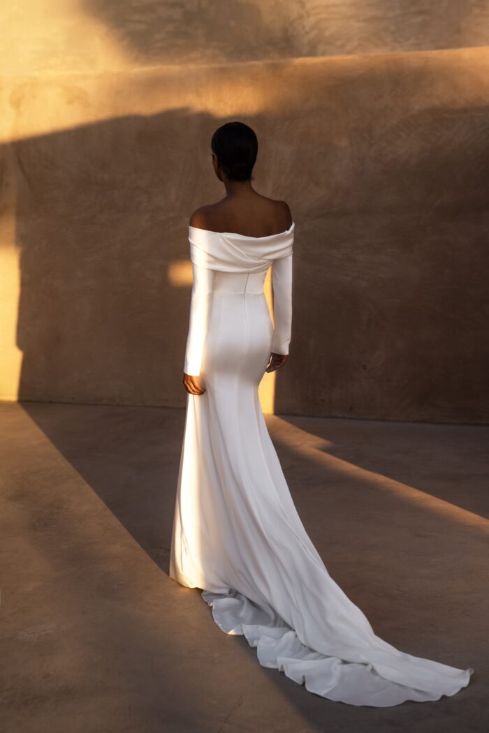 Яра - Наталья Романова Яра 3 Наталья Романова <p style="text-align: justify;">Свадебное платье облегающего силуэта с длинными рукавами — это классический и элегантный выбор для невесты, стремящейся к современному, но в то же время утонченному образу.
Длинные рукава добавляют платью нотку скромности и изысканности, делая его подходящим даже для более формальных свадебных церемоний. Спинка на молнии обеспечивает комфортную посадку и легкость в надевании, не нарушая при этом чистоты линий и стиля.
Основной материал — тонкий атлас — придает наряду мягкое сияние и позволяет юбке красиво ниспадать, создавая эффектный силуэт.
Модель доступна в размере плюс сайз.</p>
<iframe id="video-iframe" src="https://www.youtube.com/embed/cQ-nK5bfSzY" width="auto" height="600" frameborder="0" allowfullscreen="allowfullscreen"></iframe>