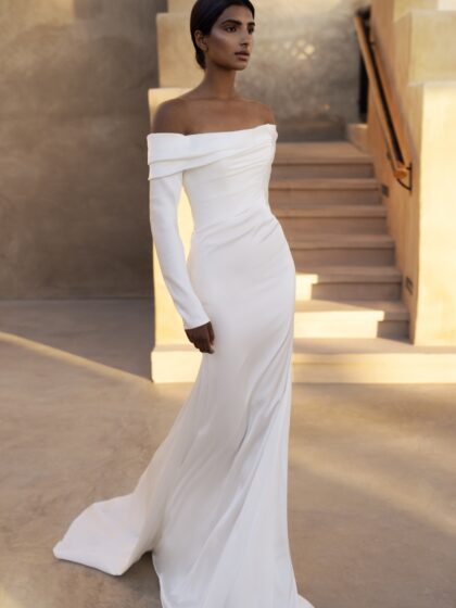 Яра - Наталья Романова Яра 1 Наталья Романова <p style="text-align: justify;">Свадебное платье облегающего силуэта с длинными рукавами — это классический и элегантный выбор для невесты, стремящейся к современному, но в то же время утонченному образу.
Длинные рукава добавляют платью нотку скромности и изысканности, делая его подходящим даже для более формальных свадебных церемоний. Спинка на молнии обеспечивает комфортную посадку и легкость в надевании, не нарушая при этом чистоты линий и стиля.
Основной материал — тонкий атлас — придает наряду мягкое сияние и позволяет юбке красиво ниспадать, создавая эффектный силуэт.
Модель доступна в размере плюс сайз.</p>
<iframe id="video-iframe" src="https://www.youtube.com/embed/cQ-nK5bfSzY" width="auto" height="600" frameborder="0" allowfullscreen="allowfullscreen"></iframe>