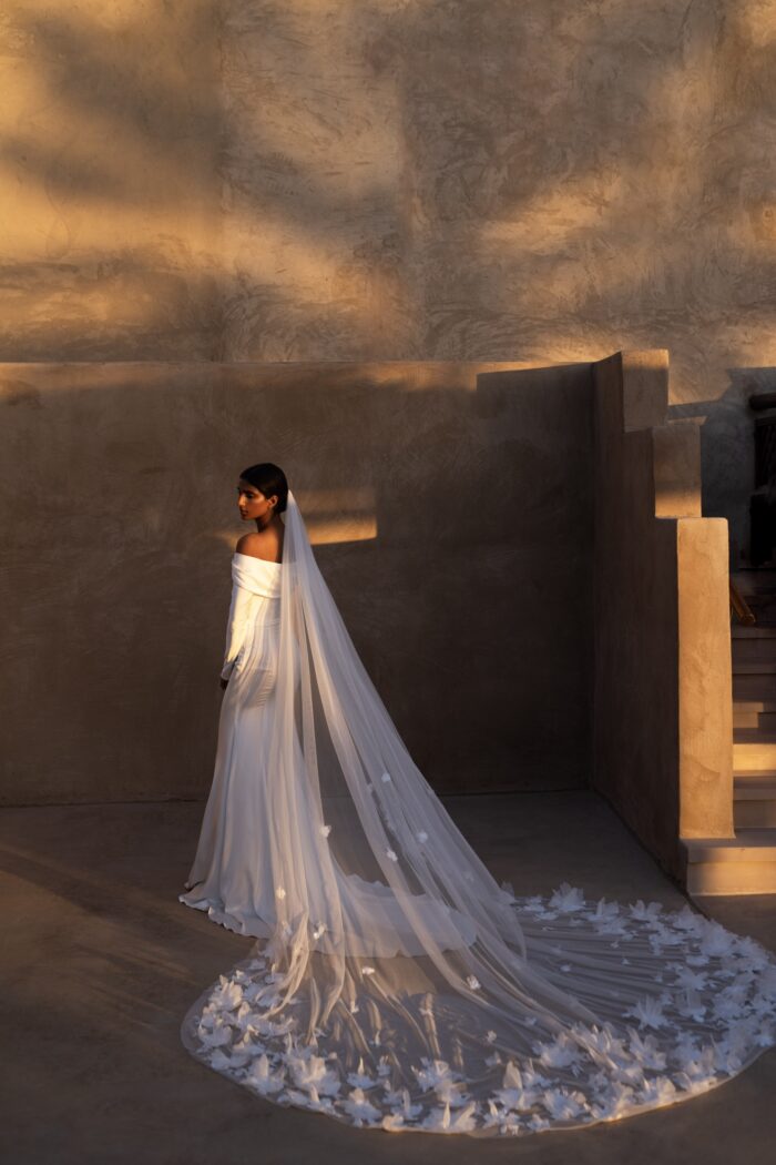 Яра - Наталья Романова Яра 1 Наталья Романова <p style="text-align: justify;">Свадебное платье облегающего силуэта с длинными рукавами — это классический и элегантный выбор для невесты, стремящейся к современному, но в то же время утонченному образу.
Длинные рукава добавляют платью нотку скромности и изысканности, делая его подходящим даже для более формальных свадебных церемоний. Спинка на молнии обеспечивает комфортную посадку и легкость в надевании, не нарушая при этом чистоты линий и стиля.
Основной материал — тонкий атлас — придает наряду мягкое сияние и позволяет юбке красиво ниспадать, создавая эффектный силуэт.
Модель доступна в размере плюс сайз.</p>
<iframe id="video-iframe" src="https://www.youtube.com/embed/cQ-nK5bfSzY" width="auto" height="600" frameborder="0" allowfullscreen="allowfullscreen"></iframe>