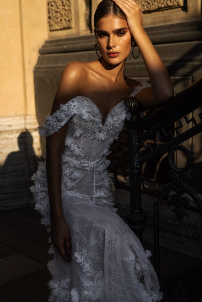 Алисия - Патрисия Кутюр Алисия 1 Патрисия Кутюр <p style="text-align: justify;">Это свадебное платье облегающего силуэта с спущенными бретелями и декором из 3D цветов выглядит невероятно стильно и романтично. Оно подчеркивает фигуру и придает образу утонченности. Спущенные бретели создают эффект нежности и элегантности, а декор в виде объемных цветов придает платью оригинальность и делает его уникальным.</p>
<iframe id="video-iframe" src="https://www.youtube.com/embed/IMfhyDp5okU" width="auto" height="600" frameborder="0" allowfullscreen="allowfullscreen"></iframe>