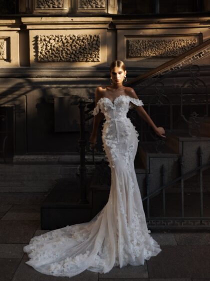 Алисия - Патрисия Кутюр Алисия 1 Патрисия Кутюр <p style="text-align: justify;">Это свадебное платье облегающего силуэта с спущенными бретелями и декором из 3D цветов выглядит невероятно стильно и романтично. Оно подчеркивает фигуру и придает образу утонченности. Спущенные бретели создают эффект нежности и элегантности, а декор в виде объемных цветов придает платью оригинальность и делает его уникальным.</p>
<iframe id="video-iframe" src="https://www.youtube.com/embed/IMfhyDp5okU" width="auto" height="600" frameborder="0" allowfullscreen="allowfullscreen"></iframe>