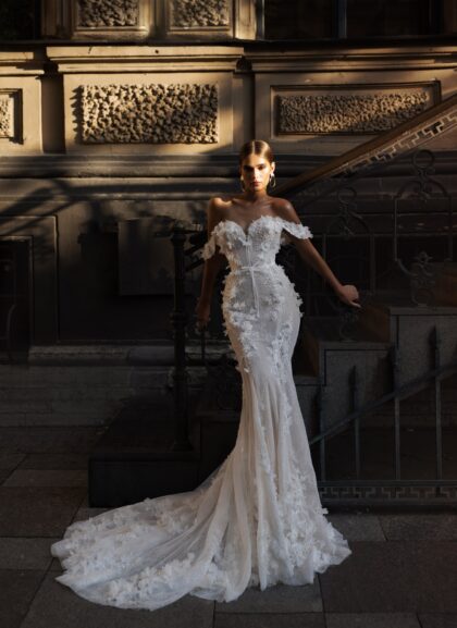 Алисия 1 Патрисия Кутюр <p style="text-align: justify;">Это свадебное платье облегающего силуэта с спущенными бретелями и декором из 3D цветов выглядит невероятно стильно и романтично. Оно подчеркивает фигуру и придает образу утонченности. Спущенные бретели создают эффект нежности и элегантности, а декор в виде объемных цветов придает платью оригинальность и делает его уникальным.</p>
<iframe id="video-iframe" src="https://www.youtube.com/embed/IMfhyDp5okU" width="auto" height="600" frameborder="0" allowfullscreen="allowfullscreen"></iframe>