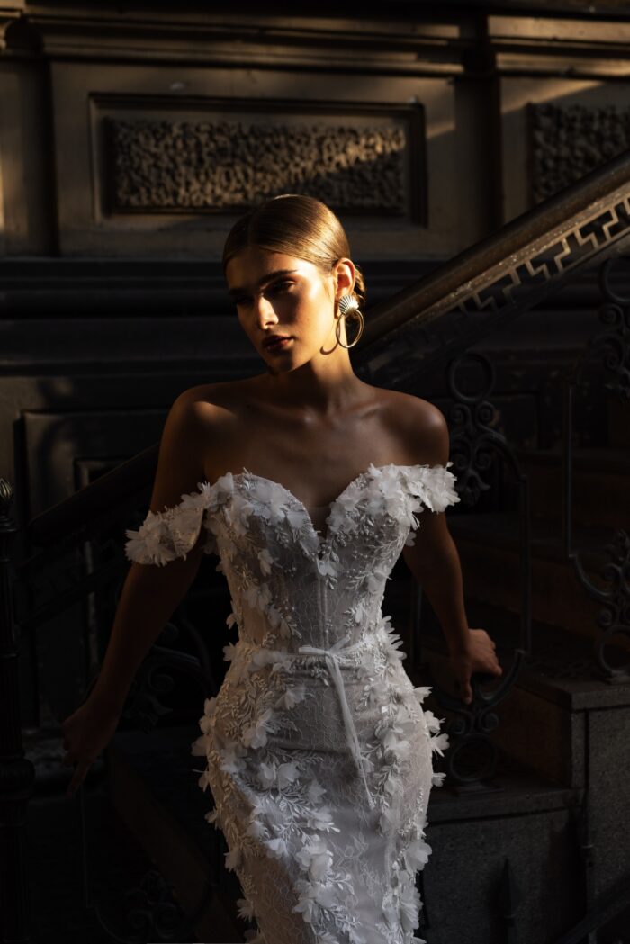 Алисия - Патрисия Кутюр Алисия 3 Патрисия Кутюр <p style="text-align: justify;">Это свадебное платье облегающего силуэта с спущенными бретелями и декором из 3D цветов выглядит невероятно стильно и романтично. Оно подчеркивает фигуру и придает образу утонченности. Спущенные бретели создают эффект нежности и элегантности, а декор в виде объемных цветов придает платью оригинальность и делает его уникальным.</p>
<iframe id="video-iframe" src="https://www.youtube.com/embed/IMfhyDp5okU" width="auto" height="600" frameborder="0" allowfullscreen="allowfullscreen"></iframe>