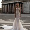 Глоуз 1 Патрисия Кутюр <p style="text-align: justify;">Это свадебное платье облегающего силуэта с открытыми плечами и спинкой на молнии выглядит просто великолепно! Использование пайеток придаёт платью невероятный блеск и праздничность, что делает его идеальным выбором для свадьбы. В сочетании с фатином, платье будет легким и воздушным, создавая эффект нежности.
Кейп — это интересный и стильный элемент, который может добавить элегантности в образ невесты. Его также можно носить, если вы хотите закрыть плечи в более прохладную погоду.
Такой дизайн прекрасно подчеркивает изящность фигуры и станет настоящей изюминкой вашего свадебного наряда. Это платье подойдет как для классической, так и для современной свадьбы, а также для различных стилей оформления.</p>
<iframe src="https://www.youtube.com/embed/zevI0G1IQRE" width="auto" height="600" frameborder="0" allowfullscreen="allowfullscreen"></iframe>