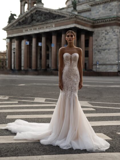 Глоуз - Патрисия Кутюр Глоуз 1 Патрисия Кутюр <p style="text-align: justify;">Это свадебное платье облегающего силуэта с открытыми плечами и спинкой на молнии выглядит просто великолепно! Использование пайеток придаёт платью невероятный блеск и праздничность, что делает его идеальным выбором для свадьбы. В сочетании с фатином, платье будет легким и воздушным, создавая эффект нежности.
Кейп — это интересный и стильный элемент, который может добавить элегантности в образ невесты. Его также можно носить, если вы хотите закрыть плечи в более прохладную погоду.
Такой дизайн прекрасно подчеркивает изящность фигуры и станет настоящей изюминкой вашего свадебного наряда. Это платье подойдет как для классической, так и для современной свадьбы, а также для различных стилей оформления.</p>
<iframe src="https://www.youtube.com/embed/zevI0G1IQRE" width="auto" height="600" frameborder="0" allowfullscreen="allowfullscreen"></iframe>