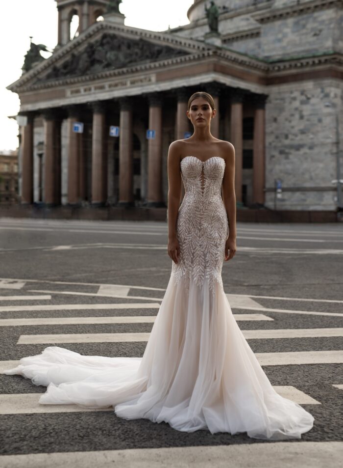Глоуз 1 Патрисия Кутюр <p style="text-align: justify;">Это свадебное платье облегающего силуэта с открытыми плечами и спинкой на молнии выглядит просто великолепно! Использование пайеток придаёт платью невероятный блеск и праздничность, что делает его идеальным выбором для свадьбы. В сочетании с фатином, платье будет легким и воздушным, создавая эффект нежности.
Кейп — это интересный и стильный элемент, который может добавить элегантности в образ невесты. Его также можно носить, если вы хотите закрыть плечи в более прохладную погоду.
Такой дизайн прекрасно подчеркивает изящность фигуры и станет настоящей изюминкой вашего свадебного наряда. Это платье подойдет как для классической, так и для современной свадьбы, а также для различных стилей оформления.</p>
<iframe src="https://www.youtube.com/embed/zevI0G1IQRE" width="auto" height="600" frameborder="0" allowfullscreen="allowfullscreen"></iframe>