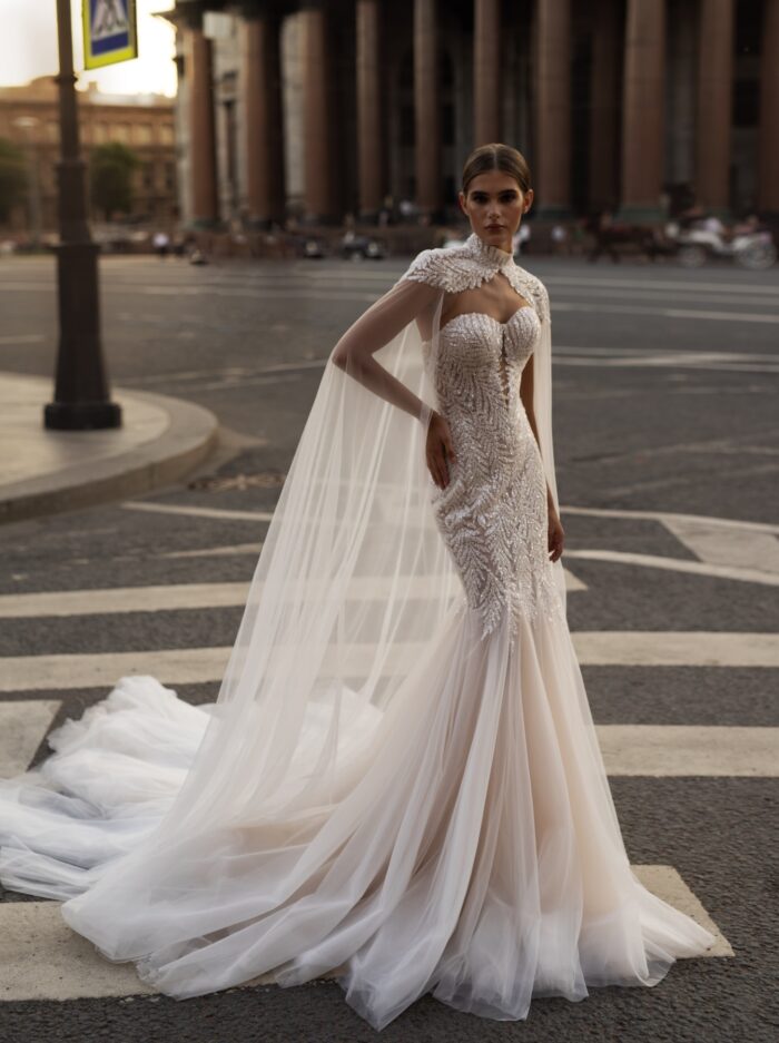 Глоуз 5 Патрисия Кутюр <p style="text-align: justify;">Это свадебное платье облегающего силуэта с открытыми плечами и спинкой на молнии выглядит просто великолепно! Использование пайеток придаёт платью невероятный блеск и праздничность, что делает его идеальным выбором для свадьбы. В сочетании с фатином, платье будет легким и воздушным, создавая эффект нежности.
Кейп — это интересный и стильный элемент, который может добавить элегантности в образ невесты. Его также можно носить, если вы хотите закрыть плечи в более прохладную погоду.
Такой дизайн прекрасно подчеркивает изящность фигуры и станет настоящей изюминкой вашего свадебного наряда. Это платье подойдет как для классической, так и для современной свадьбы, а также для различных стилей оформления.</p>
<iframe src="https://www.youtube.com/embed/zevI0G1IQRE" width="auto" height="600" frameborder="0" allowfullscreen="allowfullscreen"></iframe>