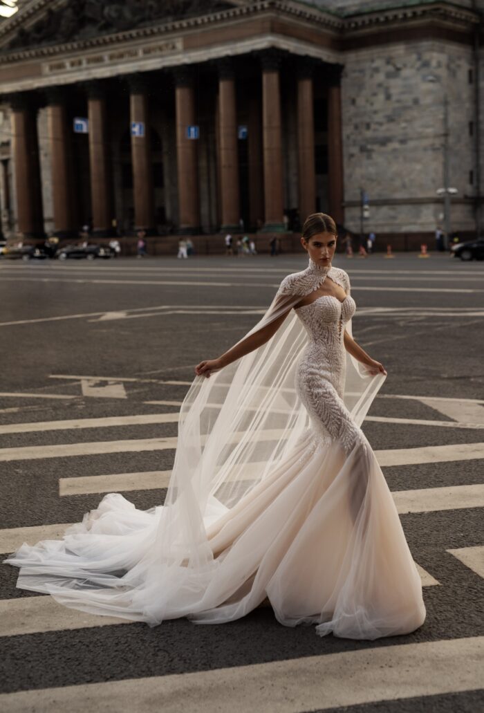 Глоуз 4 Патрисия Кутюр <p style="text-align: justify;">Это свадебное платье облегающего силуэта с открытыми плечами и спинкой на молнии выглядит просто великолепно! Использование пайеток придаёт платью невероятный блеск и праздничность, что делает его идеальным выбором для свадьбы. В сочетании с фатином, платье будет легким и воздушным, создавая эффект нежности.
Кейп — это интересный и стильный элемент, который может добавить элегантности в образ невесты. Его также можно носить, если вы хотите закрыть плечи в более прохладную погоду.
Такой дизайн прекрасно подчеркивает изящность фигуры и станет настоящей изюминкой вашего свадебного наряда. Это платье подойдет как для классической, так и для современной свадьбы, а также для различных стилей оформления.</p>
<iframe src="https://www.youtube.com/embed/zevI0G1IQRE" width="auto" height="600" frameborder="0" allowfullscreen="allowfullscreen"></iframe>