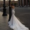 Глоуз 3 Патрисия Кутюр <p style="text-align: justify;">Это свадебное платье облегающего силуэта с открытыми плечами и спинкой на молнии выглядит просто великолепно! Использование пайеток придаёт платью невероятный блеск и праздничность, что делает его идеальным выбором для свадьбы. В сочетании с фатином, платье будет легким и воздушным, создавая эффект нежности.
Кейп — это интересный и стильный элемент, который может добавить элегантности в образ невесты. Его также можно носить, если вы хотите закрыть плечи в более прохладную погоду.
Такой дизайн прекрасно подчеркивает изящность фигуры и станет настоящей изюминкой вашего свадебного наряда. Это платье подойдет как для классической, так и для современной свадьбы, а также для различных стилей оформления.</p>
<iframe src="https://www.youtube.com/embed/zevI0G1IQRE" width="auto" height="600" frameborder="0" allowfullscreen="allowfullscreen"></iframe>