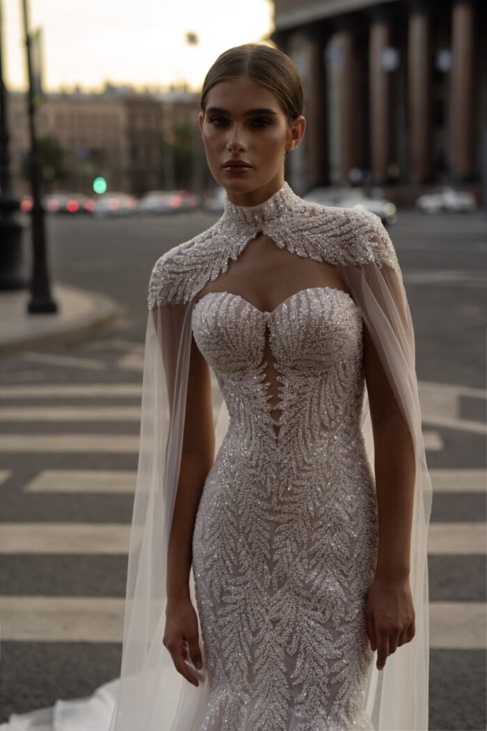 Глоуз 2 Патрисия Кутюр <p style="text-align: justify;">Это свадебное платье облегающего силуэта с открытыми плечами и спинкой на молнии выглядит просто великолепно! Использование пайеток придаёт платью невероятный блеск и праздничность, что делает его идеальным выбором для свадьбы. В сочетании с фатином, платье будет легким и воздушным, создавая эффект нежности.
Кейп — это интересный и стильный элемент, который может добавить элегантности в образ невесты. Его также можно носить, если вы хотите закрыть плечи в более прохладную погоду.
Такой дизайн прекрасно подчеркивает изящность фигуры и станет настоящей изюминкой вашего свадебного наряда. Это платье подойдет как для классической, так и для современной свадьбы, а также для различных стилей оформления.</p>
<iframe src="https://www.youtube.com/embed/zevI0G1IQRE" width="auto" height="600" frameborder="0" allowfullscreen="allowfullscreen"></iframe>