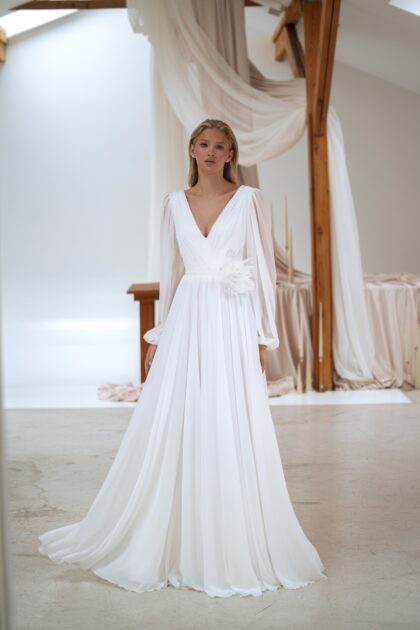 Аралия 1 Сониа Солей <p style="text-align: justify;">Свадебное платье А-силуэта с летящими рукавами и изящным 3D цветком на талии — воплощение утонченной романтики. Легкий шифон, струящийся как облако, обвивает фигуру, создавая воздушный и нежный образ, который заставит сердца трепетать. Это платье станет идеальным спутником на вашем волшебном свадебном торжестве, подчеркивая вашу индивидуальность и даря ощущение сказки в каждом мгновении.</p>
<iframe src="https://www.youtube.com/embed/v01PQLw_GNA" width="auto" height="600" frameborder="0" allowfullscreen="allowfullscreen"></iframe>