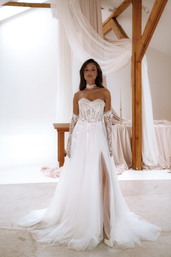 Мануэль - Сониа Солей Мануэль 2 Сониа Солей <p style="text-align: justify;">Бальное свадебное платье с разрезом в юбке — это настоящий шедевр, который превратит ваш свадебный день в сказку. Изящные 3D цветы придают наряду уникальность и объемность, а открытая спинка добавляет нотку сексуальности и лёгкости. Основные материалы — кружево и фатин — создают воздушное и романтичное впечатление, а разрез в юбке добавляет игривости и динамичности вашему образу.
Это платье прекрасно сочетается с дополнительными аксессуарами, такими как перчатки и чокер (продаются отдельно), что позволяет создать завершенный и стильный образ.</p>
<iframe src="https://www.youtube.com/embed/wIUtwDH7bU4" width="auto" height="600" frameborder="0" allowfullscreen="allowfullscreen"></iframe>