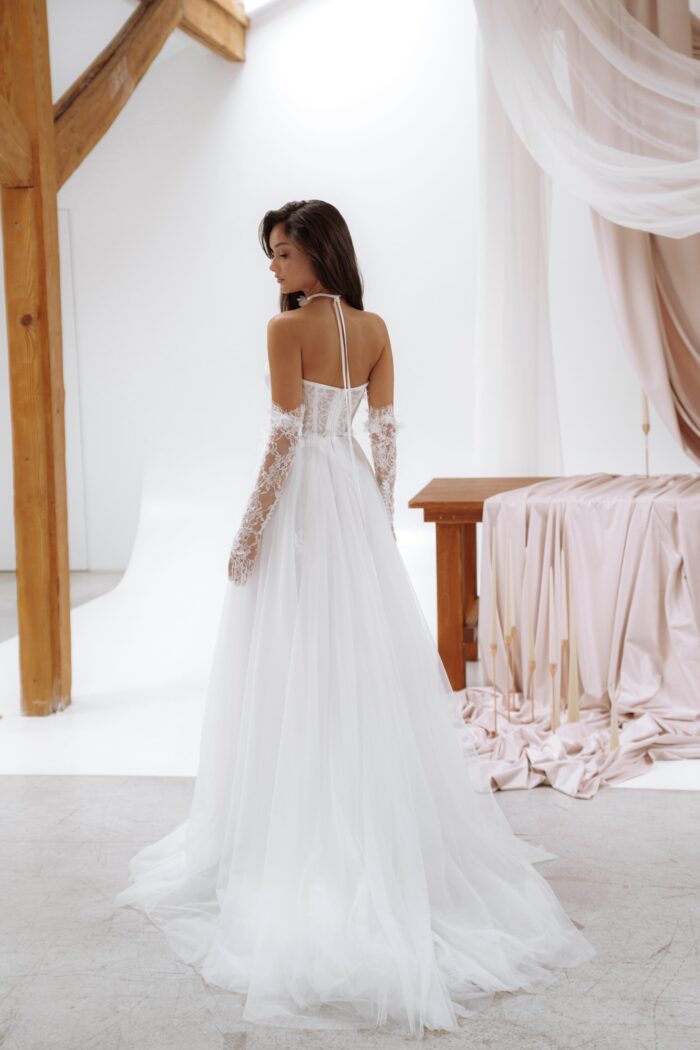 Мануэль - Сониа Солей Мануэль 1 Сониа Солей <p style="text-align: justify;">Бальное свадебное платье с разрезом в юбке — это настоящий шедевр, который превратит ваш свадебный день в сказку. Изящные 3D цветы придают наряду уникальность и объемность, а открытая спинка добавляет нотку сексуальности и лёгкости. Основные материалы — кружево и фатин — создают воздушное и романтичное впечатление, а разрез в юбке добавляет игривости и динамичности вашему образу.
Это платье прекрасно сочетается с дополнительными аксессуарами, такими как перчатки и чокер (продаются отдельно), что позволяет создать завершенный и стильный образ.</p>
<iframe src="https://www.youtube.com/embed/wIUtwDH7bU4" width="auto" height="600" frameborder="0" allowfullscreen="allowfullscreen"></iframe>