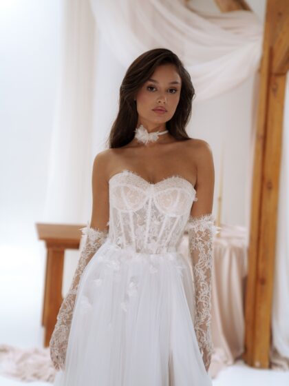 Мануэль - Сониа Солей Мануэль 1 Сониа Солей <p style="text-align: justify;">Бальное свадебное платье с разрезом в юбке — это настоящий шедевр, который превратит ваш свадебный день в сказку. Изящные 3D цветы придают наряду уникальность и объемность, а открытая спинка добавляет нотку сексуальности и лёгкости. Основные материалы — кружево и фатин — создают воздушное и романтичное впечатление, а разрез в юбке добавляет игривости и динамичности вашему образу.
Это платье прекрасно сочетается с дополнительными аксессуарами, такими как перчатки и чокер (продаются отдельно), что позволяет создать завершенный и стильный образ.</p>
<iframe src="https://www.youtube.com/embed/wIUtwDH7bU4" width="auto" height="600" frameborder="0" allowfullscreen="allowfullscreen"></iframe>