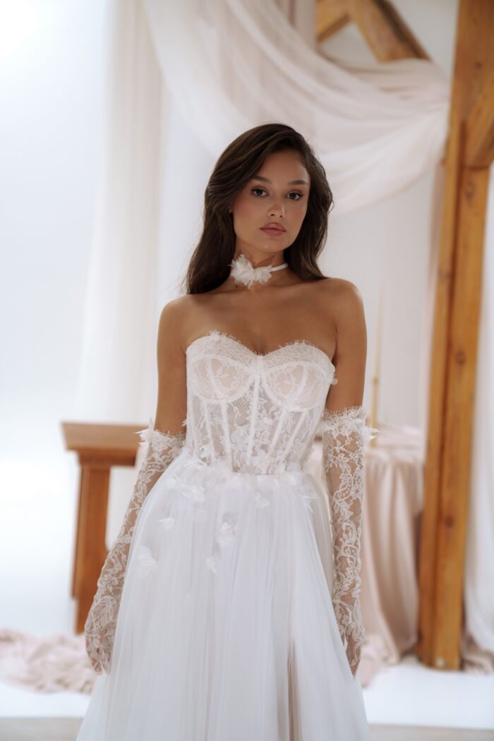 Мануэль - Сониа Солей Мануэль 1 Сониа Солей <p style="text-align: justify;">Бальное свадебное платье с разрезом в юбке — это настоящий шедевр, который превратит ваш свадебный день в сказку. Изящные 3D цветы придают наряду уникальность и объемность, а открытая спинка добавляет нотку сексуальности и лёгкости. Основные материалы — кружево и фатин — создают воздушное и романтичное впечатление, а разрез в юбке добавляет игривости и динамичности вашему образу.
Это платье прекрасно сочетается с дополнительными аксессуарами, такими как перчатки и чокер (продаются отдельно), что позволяет создать завершенный и стильный образ.</p>
<iframe src="https://www.youtube.com/embed/wIUtwDH7bU4" width="auto" height="600" frameborder="0" allowfullscreen="allowfullscreen"></iframe>