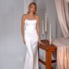 Иксия 4 Сониа Солей <p style="text-align: justify;">Свадебное платье облегающего силуэта с драпировкой на талии — идеальный вариант для невесты, желающей подчеркнуть свою фигуру. Изготовлено из роскошного атласа, это платье выглядит элегантно и стильно. Особой изюминкой является возможность дополнить образ съемной юбкой (продаётся отдельно), что позволит вам легко менять ваш образ в течение дня.</p>
<iframe src="https://www.youtube.com/embed/r89lKt3kwBI" width="auto" height="600" frameborder="0" allowfullscreen="allowfullscreen"><span data-mce-type="bookmark" style="display: inline-block; width: 0px; overflow: hidden; line-height: 0;" class="mce_SELRES_start">﻿</span></iframe>
